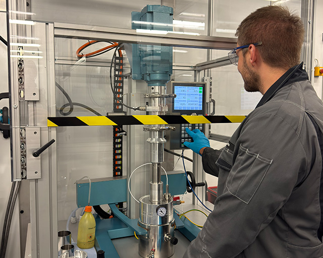 Mitarbeiter der TU Braunschweig bei der Erstellung von Suspensionen für nickelreiches Kathodenaktivmaterial in der Battery LabFactory Braunschweig (BLB). 