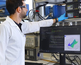 Laboraufbau zur computergestützten Echtzeit-Impedanzmessung an einer Lithium-Ionen-Batteriezelle zur Analyse des Zustands.